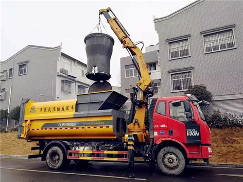 程力壓垃廠新上市的地埋式吊裝移動(dòng)壓縮垃圾清運(yùn)車及配套裝備，完美解決社區(qū)及垃圾堆放點(diǎn)臟亂差和老鼠、蒼蠅、污水橫流的垃圾儲(chǔ)存老大難頑疾；該車最新上市并召開了產(chǎn)品推薦會(huì)，深受用戶喜愛。