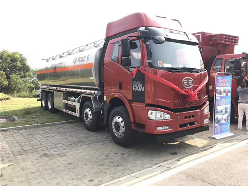 解放J6M前四后八31.5方鋁合金運(yùn)油車危化車型安全達(dá)標(biāo)下發(fā)，訂車立減6000元