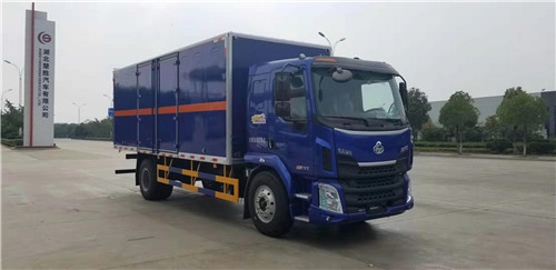 東風(fēng)柳汽單橋8類腐蝕品危化品廂式車，恭喜余總提車，祝你一路順風(fēng)！