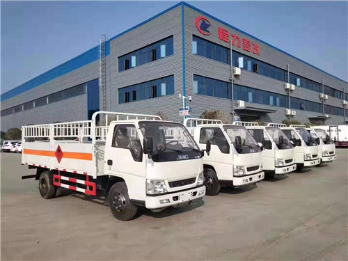 新程力5臺(tái)江鈴廂長(zhǎng)4.2米氣瓶運(yùn)輸車(chē)發(fā)車(chē)了