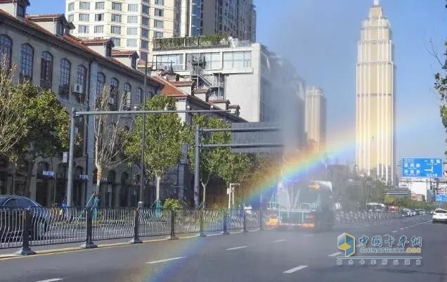 從抑塵到消毒，解放灑水抑塵車防疫消毒實(shí)力為人民服務(wù)！