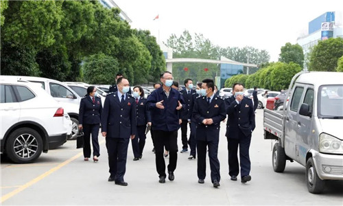 頭條：隨州市稅務局第一稽查局干部職工與程力汽車汽車集團共同舉辦“減稅費優(yōu)服務，助復產促發(fā)展 ”黨建下基層活動