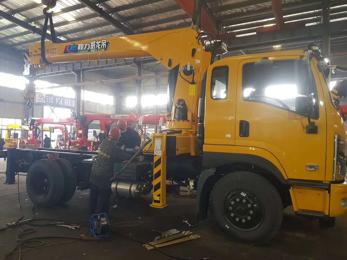 東風(fēng)暢行D1隨車吊匹配程力威龍8噸5節(jié)臂吊機，?工程黃，高顏值，云南李總的訂單