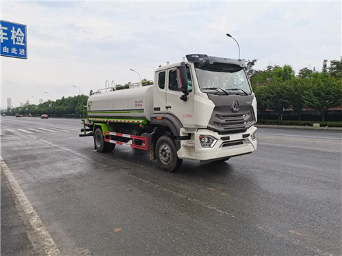 新款重汽豪沃n系列12方灑水車：環(huán)保免征齊全！