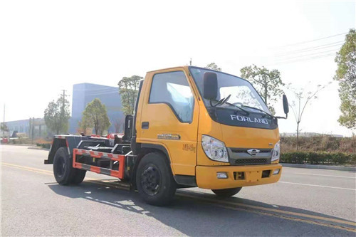市場上一款雙層大梁的藍(lán)牌鉤臂垃圾車，純工程自卸車底盤，載重?zé)o敵