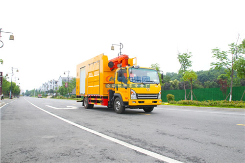 多功能樹枝修剪粉碎的綠化綜合養(yǎng)護車