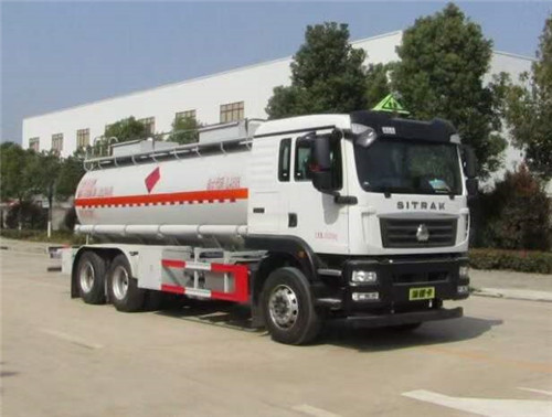 國(guó)六重汽汕德卡后雙橋易燃液體罐式運(yùn)輸車:容積16立方，安全達(dá)標(biāo)也下