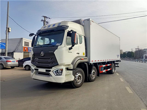 重汽豪沃新款系列小三軸9.42米國(guó)六冷藏車(chē)