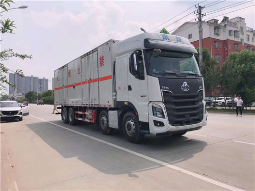 東風(fēng)柳汽四軸9.4米危貨廂式車環(huán)保燃油齊全，可出2類氣瓶、氣體、腐蝕、雜項等合格證，正常辦理營運證