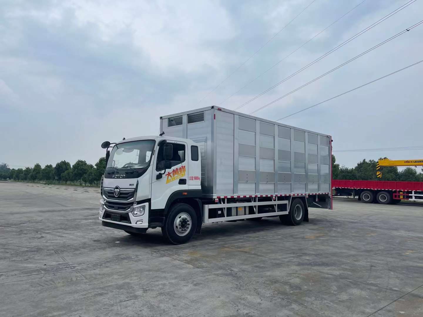 福田奧鈴單橋畜禽運輸車，7.7米鋁合金運豬車