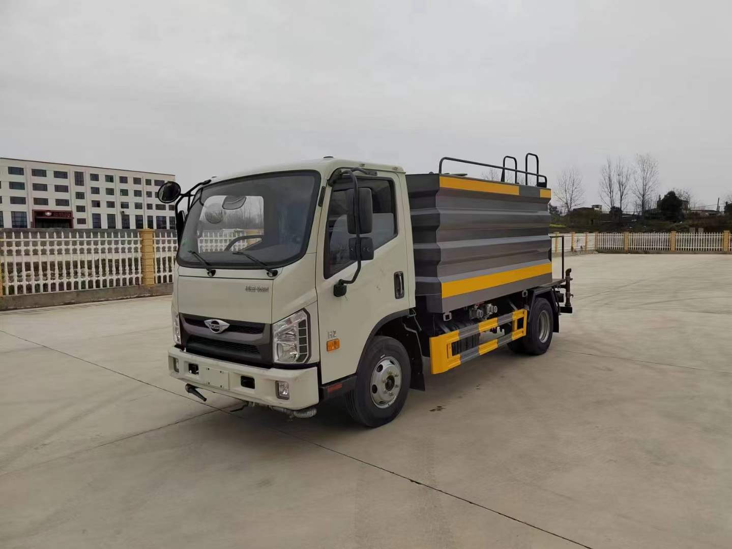 7.4噸藍(lán)牌灑水車！福田領(lǐng)航H2藍(lán)牌灑水車
