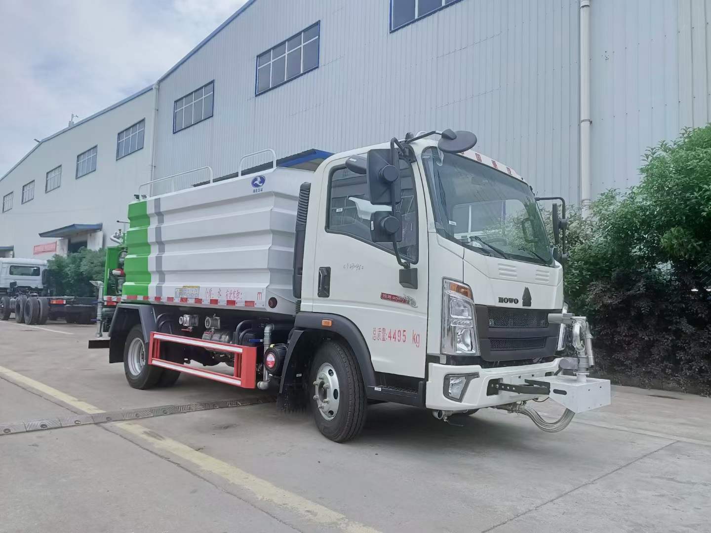 重汽豪沃7方灑水車,不僅能滿足你的大容量需求，還配備了各種實(shí)用功能和設(shè)施