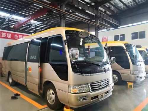 程力集團旅居車專業(yè)廠廖總就軍運會專用接待乘用車定制改裝生產情況向天河機場孟總等相關采購方作了匯報，從選購底盤到改裝技術，詳細地對生產等各環(huán)節(jié)進行了介紹，并對目前已經改裝出的一臺豐田考斯特乘用車樣車進行了實物和功能性展示。