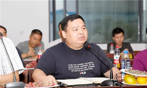 集團(tuán)公司總經(jīng)理程阿羅在發(fā)言中，要求大家以回顧建國七十周年取得偉大成就為動力，團(tuán)結(jié)拼搏敢為人先，以創(chuàng)新和高質(zhì)量發(fā)展為戰(zhàn)略抓手，積極為公司發(fā)展建言獻(xiàn)策；強(qiáng)調(diào)今年也是程力公司成立15周年，大家要發(fā)揚(yáng)主人翁的奉獻(xiàn)精神，在第四季度努力完成今年60億的專汽工業(yè)產(chǎn)值。 總經(jīng)理程阿羅勉勵大家，奔跑不停追夢不息，敢作為多作為，為程力公司“雙百工程”（百年品牌、百億產(chǎn)值）貢獻(xiàn)自己的青春和力量，順應(yīng)新時(shí)代中國特色社會主義建設(shè)的時(shí)代潮流。