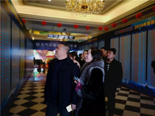 在程力公司銷(xiāo)售100強(qiáng)龍虎榜單中，這對(duì)搭檔名列前茅進(jìn)入前三甲，幸福感自豪感洋溢在臉上，情不自禁。請(qǐng)程力家人們，記住這美好的時(shí)刻。 2019年，程力新廠三期工程項(xiàng)目建設(shè)如火如荼。A8、A9車(chē)間投入使用，公司投資3000多萬(wàn)元，與武漢理工大學(xué)聯(lián)合設(shè)計(jì)開(kāi)發(fā)開(kāi)平、制罐、灑水車(chē)生產(chǎn)線，引用智能化制造技術(shù)，設(shè)計(jì)方案現(xiàn)已完成，智能化制造設(shè)備將陸續(xù)到位。程力自主品牌商用車(chē)相繼下線投放市場(chǎng)，受到廣大用戶(hù)青睞。商用車(chē)完成產(chǎn)值1.76億元、新能源汽車(chē)創(chuàng)產(chǎn)值8651萬(wàn)元。