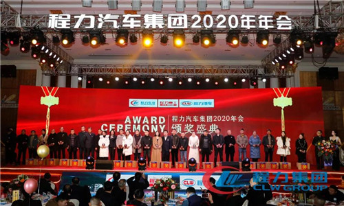 2020年，我們一要調(diào)整經(jīng)營(yíng)戰(zhàn)略，由粗放型向節(jié)約型轉(zhuǎn)變，由吃大鍋飯向成本核算精細(xì)化考核轉(zhuǎn)變，以經(jīng)濟(jì)責(zé)任制為主線，實(shí)行各單位利潤(rùn)、產(chǎn)值、產(chǎn)量考核。充分發(fā)揮兩級(jí)管理作用，公司領(lǐng)導(dǎo)實(shí)行一崗多責(zé)。所有生產(chǎn)模塊（直屬?gòu)S和專(zhuān)業(yè)廠）和經(jīng)營(yíng)模塊（底盤(pán)事業(yè)部等），全部構(gòu)建“利潤(rùn)中心”體制，一切圍繞“經(jīng)營(yíng)產(chǎn)值”和“經(jīng)營(yíng)利潤(rùn)”雙指標(biāo)，最終形成體現(xiàn)團(tuán)隊(duì)價(jià)值導(dǎo)向的職業(yè)經(jīng)理人薪酬制度。