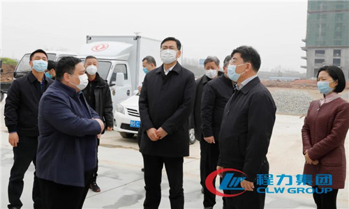 程力汽車集團總經(jīng)理向曹廣晶副省長、隨州市市委書記陳瑞峰等領導介紹了程力新廠目前的建設情況。