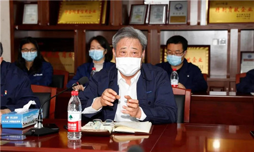 程力汽車集團黨委書記何儒安，向市稅務局第一稽查局的相關領導匯報了2019年度以及疫情期間的黨務工作。