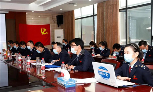 隨州市稅務局第一稽查局的領導及工作人員，向程力汽車集團介紹了疫情期間國家支持的疫情防控和經(jīng)濟社會發(fā)展的稅收政策并進行宣講。