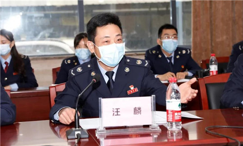 在座談中，隨州市稅務局第一稽查局汪局長表示，希望程力汽車集團牢牢把握好這次國家大力扶持優(yōu)秀民營企業(yè)的政策機遇，切合自身實際情況，找準發(fā)展點擴大自身優(yōu)勢，爭取能夠順利完成年度70億生產(chǎn)總值的目標任務，實現(xiàn)公司的穩(wěn)步快速發(fā)展。