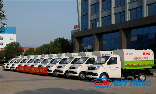  這種小型鄉(xiāng)鎮(zhèn)主流環(huán)衛(wèi)垃圾清運(yùn)車(chē)，底盤(pán)離地角高，通過(guò)性好，箱體方正有效容積率大，特別適合我國(guó)鄉(xiāng)村道路作業(yè)，在廣大鄉(xiāng)鎮(zhèn)及農(nóng)村市場(chǎng)非常受歡迎。
