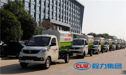  這種小型鄉(xiāng)鎮(zhèn)主流環(huán)衛(wèi)垃圾清運(yùn)車(chē)，底盤(pán)離地角高，通過(guò)性好，箱體方正有效容積率大，特別適合我國(guó)鄉(xiāng)村道路作業(yè)，在廣大鄉(xiāng)鎮(zhèn)及農(nóng)村市場(chǎng)非常受歡迎。