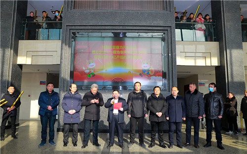 集團(tuán)公司高層組織在家的主要領(lǐng)導(dǎo)，以及各部門的中層干部及負(fù)責(zé)人，各直屬?gòu)S、專業(yè)廠、集團(tuán)成員廠總經(jīng)理，戶主經(jīng)理與各銷售精英團(tuán)隊(duì)負(fù)責(zé)人，程力汽車集團(tuán)簽約網(wǎng)紅共計(jì)200余人，在程力總部八號(hào)樓迎賓大廳共同見證了超額完成75億專汽產(chǎn)值的祝賀儀式。