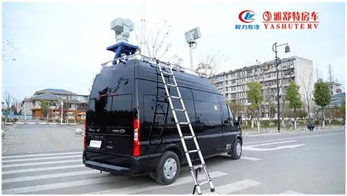 外部：配備便攜式登頂梯， 在車體尾門做加強板預埋，設計登頂梯連接件，并裝有防滑腳踏板，結構強度高，使用安全、可靠。