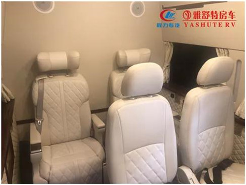 座椅：獨立座椅 2 套，供機柜工作臺操作人員使用。操作員座椅后部是領導座席，布置有 2 套獨立座椅，左側座椅配備有壁掛式翻板桌，配備有折疊式支腿，桌面有茶杯座，收納時可以直接可供臨時辦公、休息使用。車頂找平后，采用整體軟包覆處理，裝配有頂置空調(diào)，配備有組合式航空頂燈。