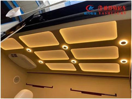 內(nèi)部車頂：采用帶造型的正白 LED 燈箱作為主照明系統(tǒng)，四角設計有帶獨立開關的裝飾射燈，嵌入式裝配工藝，便于后期檢修維護。車內(nèi)照明系統(tǒng)偏向于簡潔、實用、明亮、整齊的現(xiàn)代辦公氛圍，LED 射燈指向光源和立柱壁燈，對整個辦公區(qū)照明，整車 內(nèi)部氛圍襯托均予以兼