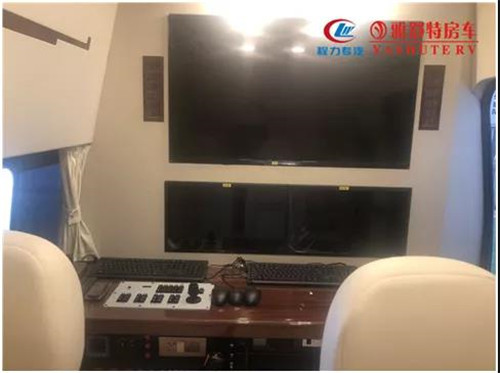 顯示器：機柜上部為顯示器墻面，安裝有32寸監(jiān)視器1臺， 20寸監(jiān)視器2臺，室內(nèi)監(jiān)聽音響 2 個。
