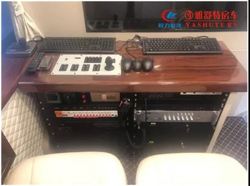 工作臺：機柜上部為實木工作臺面，安裝有頂部云臺攝像機控制手柄，便于操作人員辦公使用；