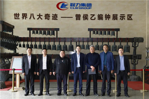 在程力汽車集團(tuán)總部迎賓大廳，雙方代表觀摩世界八大奇跡編鐘后合影紀(jì)念　　