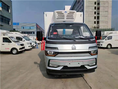 國六豪沃新款智相跨界冷藏車，3.8米藍(lán)牌國六冷藏車