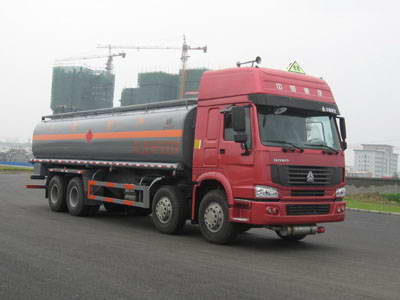 重汽前四后八24方運(yùn)油車(chē)