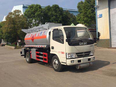 國(guó)五東風(fēng)易燃液體罐式運(yùn)輸車(chē)